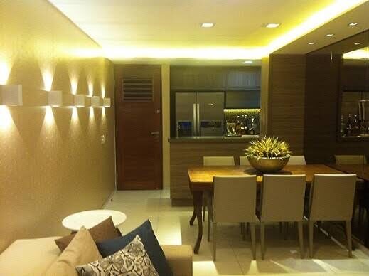 Sala com forro de gesso e iluminação embutida