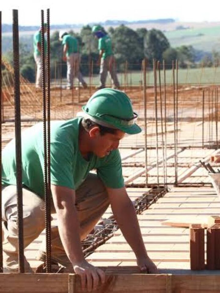 Pedreiro trabalhando na armação de uma obra