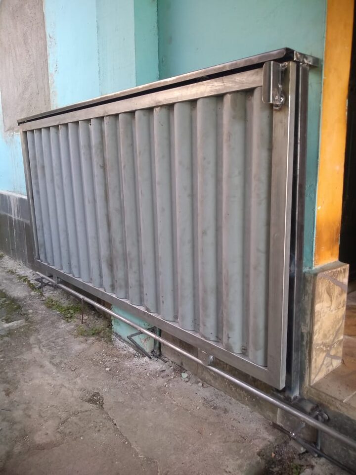 Portão metálico de correr instalado