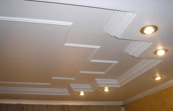 Teto com sancas de gesso e spots